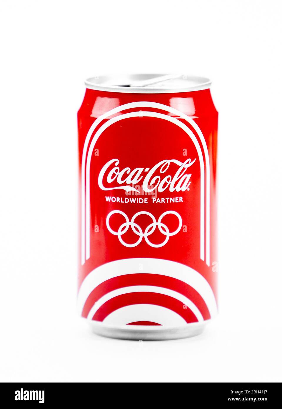 Atlanta, Géorgie, États-Unis 4 avril 2020: Red aluminium Coca-Cola CAN Limited Edition Jeux olympiques série isolée sur fond blanc Banque D'Images