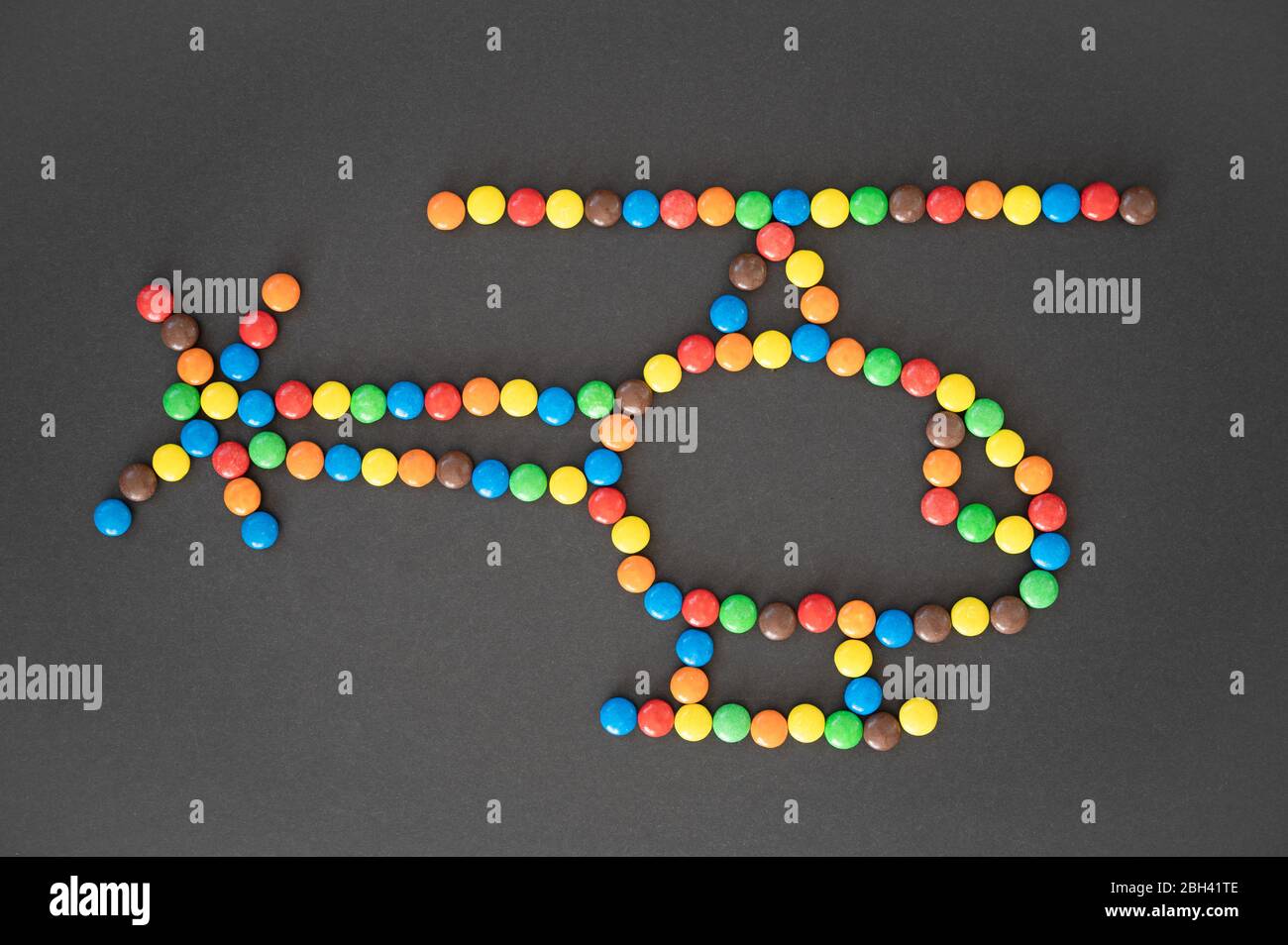 Hélicoptère M&M en forme de fond noir Banque D'Images