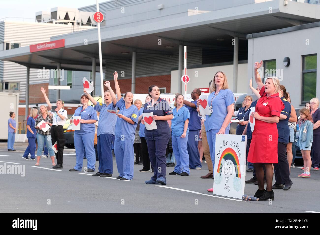 Hereford, Herefordshire, Royaume-Uni – jeudi 23 avril 2020 – les employés et le personnel du NHS se tiennent à l'extérieur de l'hôpital du comté de Hereford à 20:00 pour se mettre au contact avec leurs collègues et autres professionnels de la santé clés pour le cinquième jeudi consécutif depuis le début du verrouillage du Coronavirus Covid-19 - ils ont également chanté sur la chanson que vous allez Ne marchez jamais seul. Les chiffres publiés aujourd'hui montrent que 18 738 personnes sont mortes à l'hôpital au Royaume-Uni en raison de la maladie de Covid-19. Photo Steven May / Alay Live News Banque D'Images