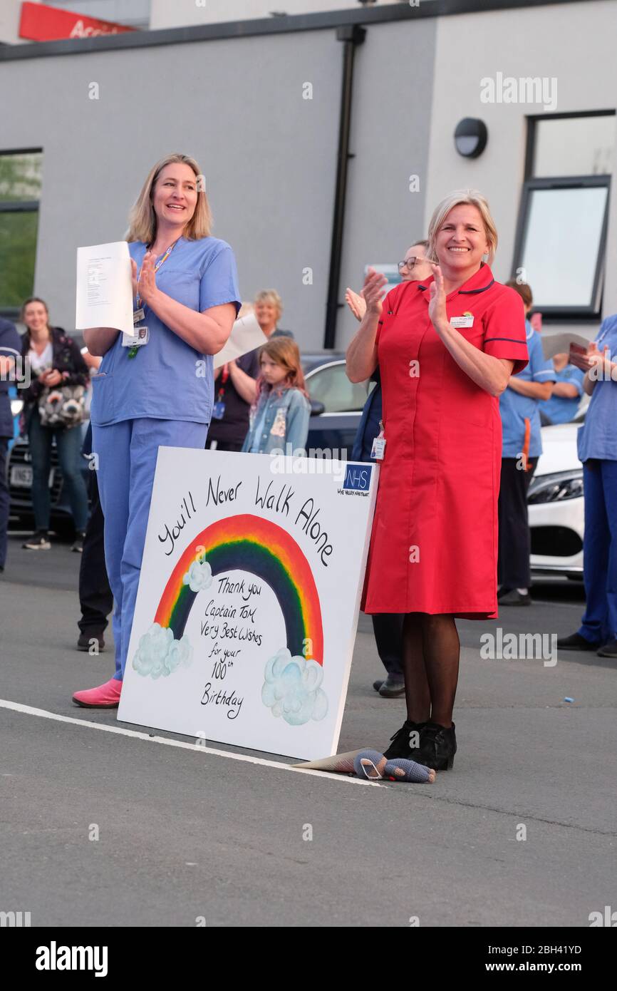 Hereford, Herefordshire, Royaume-Uni – jeudi 23 avril 2020 – les employés et le personnel du NHS se tiennent à l'extérieur de l'hôpital du comté de Hereford à 20:00 pour se mettre au contact avec leurs collègues et autres professionnels de la santé clés pour le cinquième jeudi consécutif depuis le début du verrouillage du Coronavirus Covid-19 - ils ont également chanté sur la chanson que vous allez Ne marchez jamais seul. Les chiffres publiés aujourd'hui montrent que 18 738 personnes sont mortes à l'hôpital au Royaume-Uni en raison de la maladie de Covid-19. Photo Steven May / Alay Live News Banque D'Images