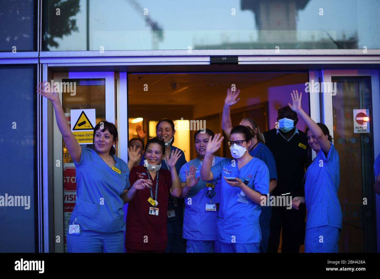 Le personnel se joint aux applaudissements de l'hôpital Royal London de Whitechapel, Londres pour saluer les héros locaux du Clap for Carers, un projet national de jeudi pour reconnaître et soutenir les travailleurs et les soignants du NHS qui luttent contre la pandémie de coronavirus. Banque D'Images