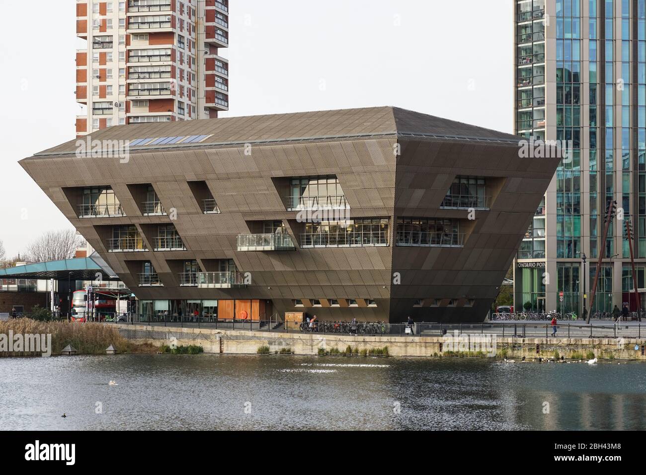 Bâtiment moderne de la Bibliothèque canadienne de l'eau avec des blocs résidentiels derrière, Londres Angleterre Royaume-Uni UK Banque D'Images