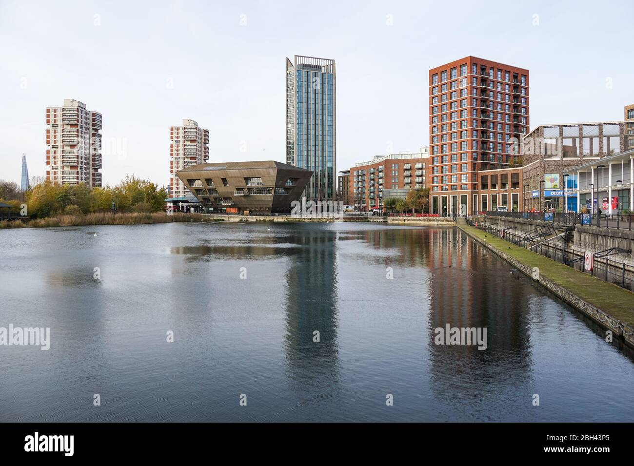 Bâtiment moderne de la Bibliothèque canadienne de l'eau avec des blocs résidentiels derrière, Londres Angleterre Royaume-Uni UK Banque D'Images
