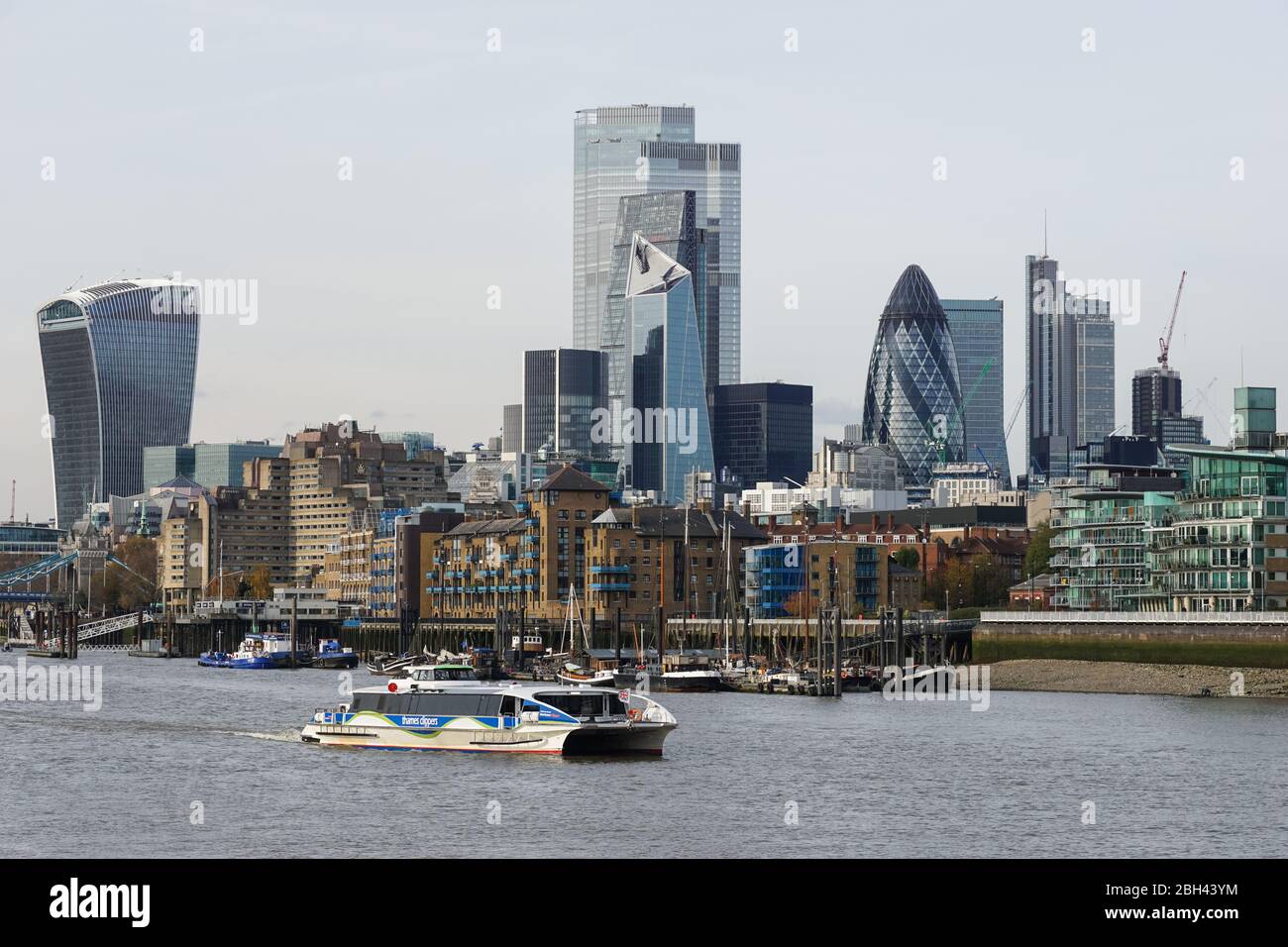 Le collierper de la Tamise sur la Tamise avec les gratte-ciel de la ville en arrière-plan, Londres Angleterre Royaume-Uni Banque D'Images