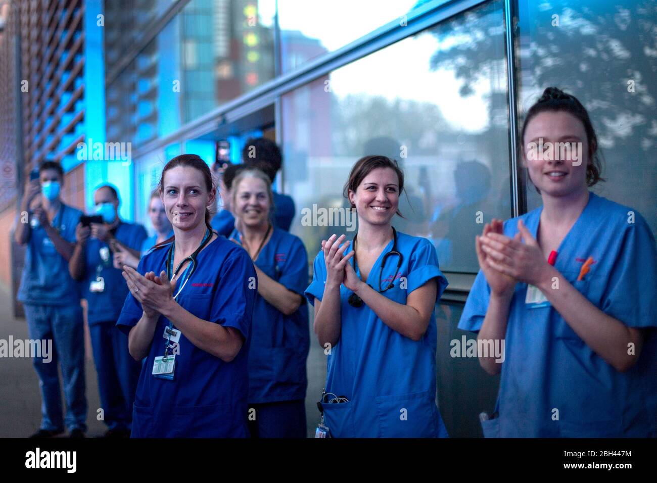 Le personnel du NHS s'est claté devant le département DE A&E de l'hôpital Royal London à Whitechapel, Londres pour saluer les héros locaux au cours de l'initiative nationale de Clap for Carers de jeudi pour reconnaître et soutenir les travailleurs et les soignants du NHS qui luttent contre la pandémie de coronavirus. Banque D'Images