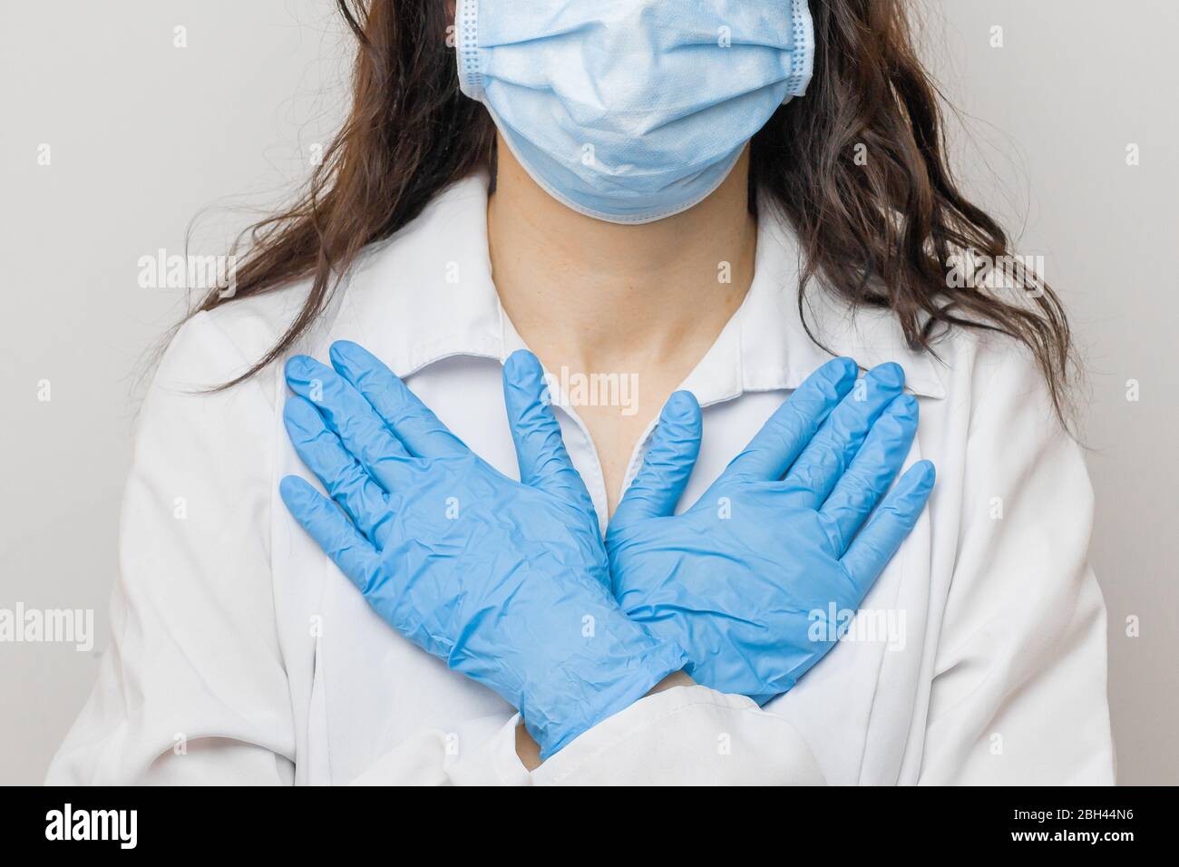 Arrêtez SARSCoV, virus 2020, COVID-19. Les gants médicaux bleus pour femme ont traversé les bras sur la poitrine. Concept de protection contre le VIH. Médecin Banque D'Images