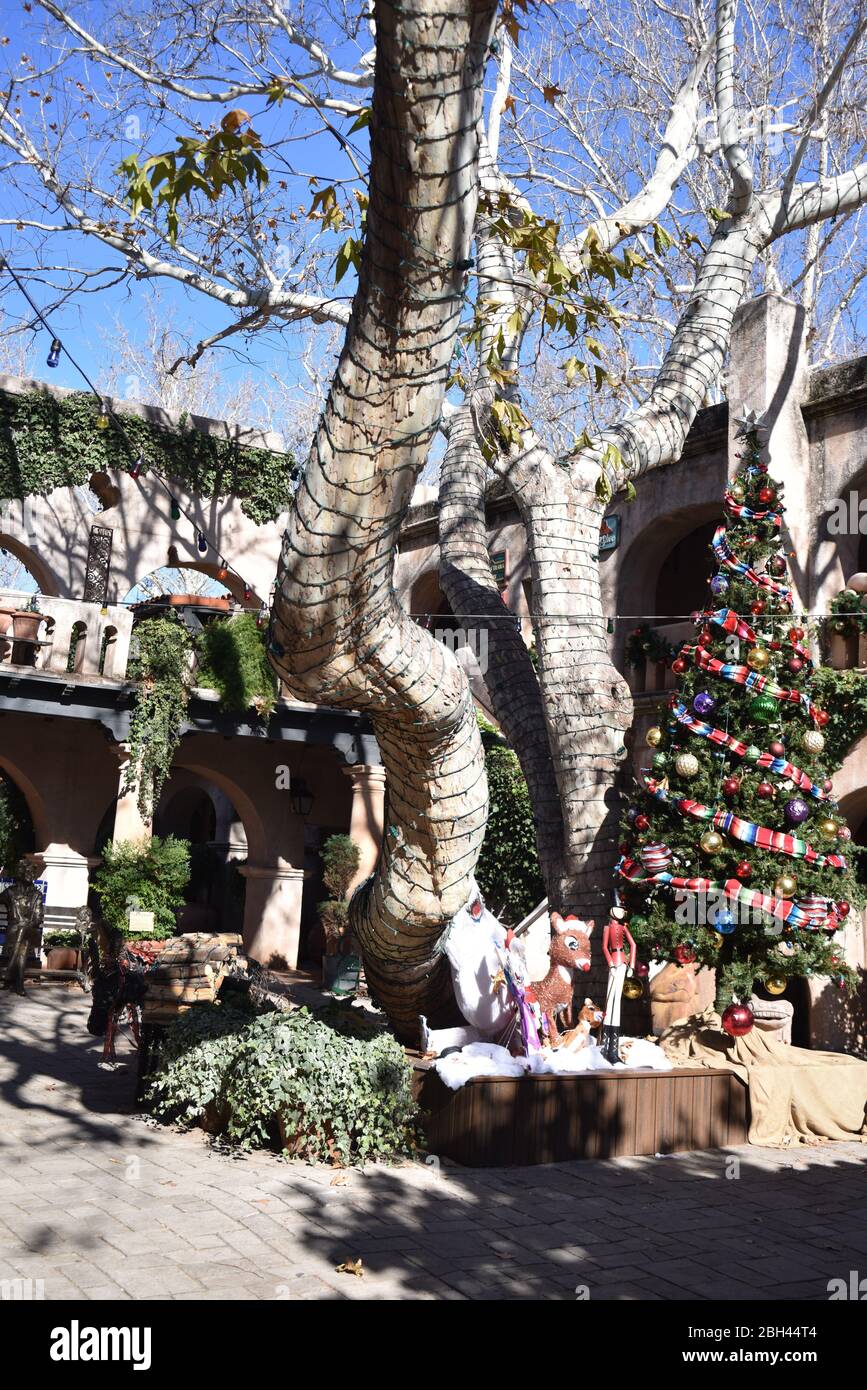 Sedona, AZ. États-Unis 31 décembre 2019.Tlaquepaque village. Lumières de vacances, guirlandes, couronnes et pointsettias. Boutiques pittoresques, restaurants raffinés Banque D'Images