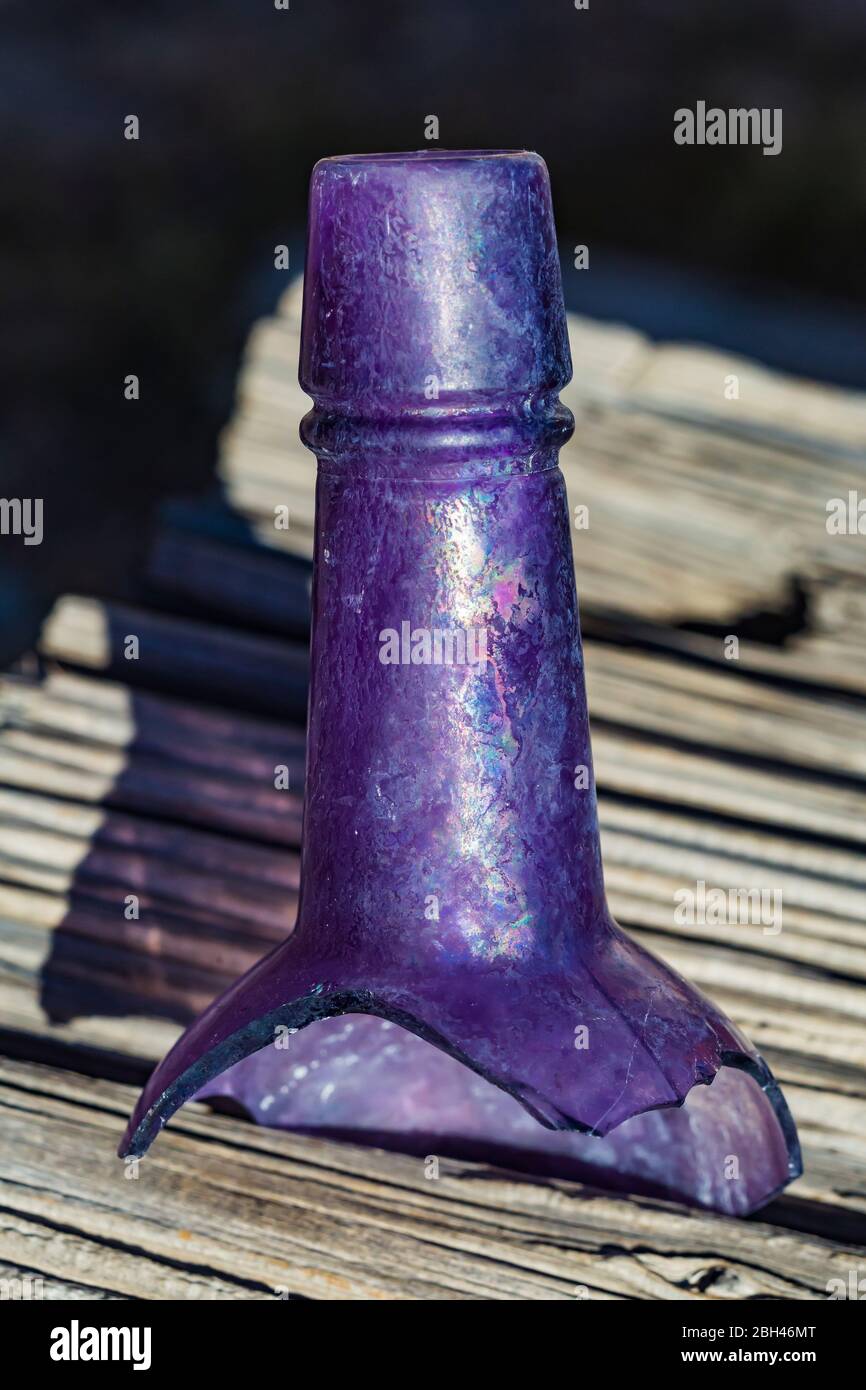 Le vieux col de bouteille en verre est devenu violet par les rayons UV en plein soleil dans la vieille ville fantôme d'argent et d'or de Berlin dans le parc national de Berlin-ichthyosaur Banque D'Images