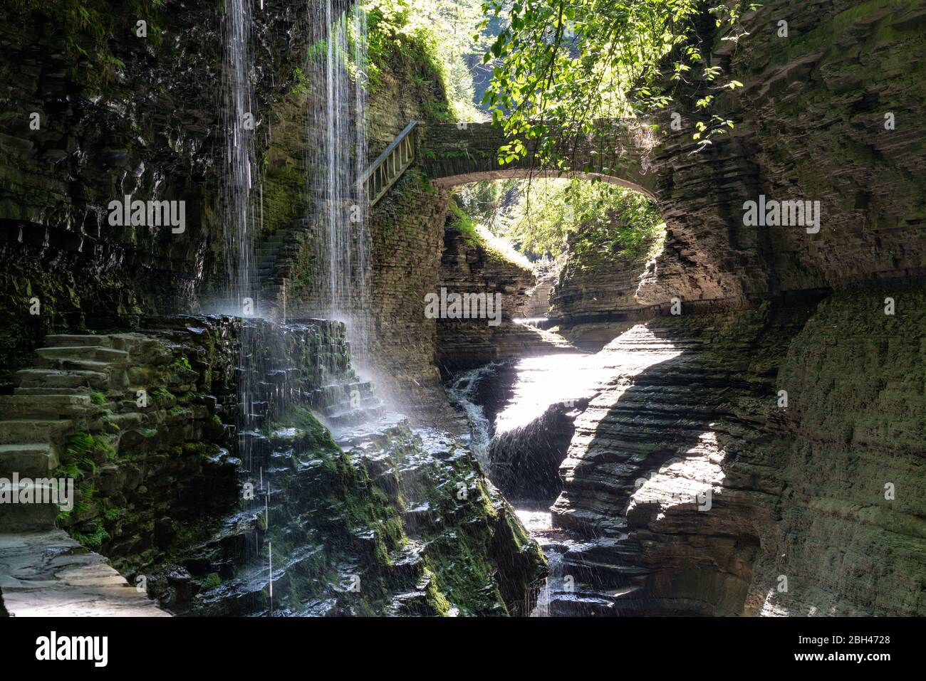 Le parc national Watkins Glen est le plus célèbre des parcs de Finger Lakes grâce à ses chutes d'eau et est situé au sud du lac Seneca dans l'état de New York. Banque D'Images