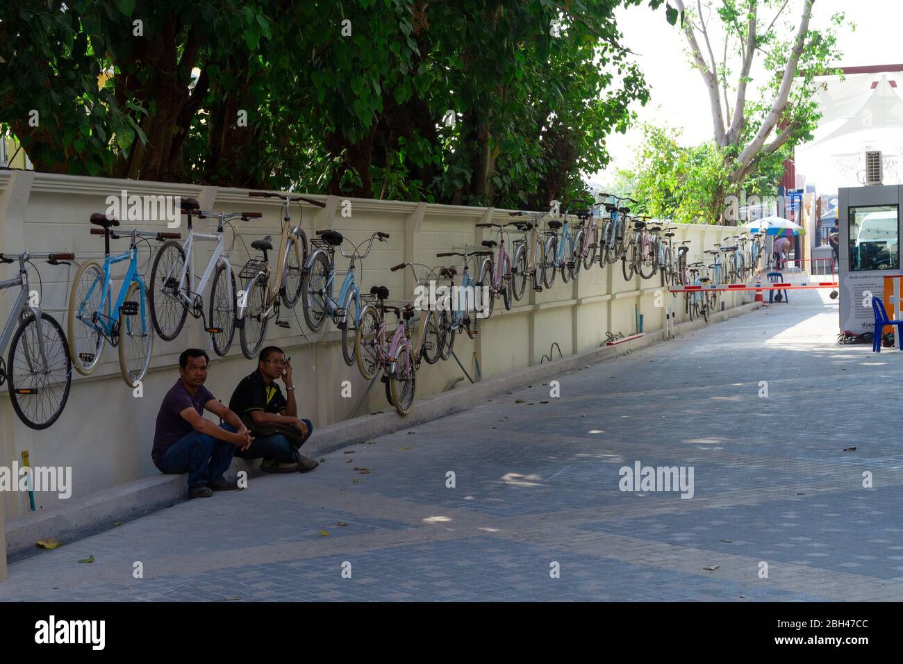 2014-12-15 Bangkok thaïlande. Vélos de stationnement sur le mur, concept de gestion de l'espace. Banque D'Images