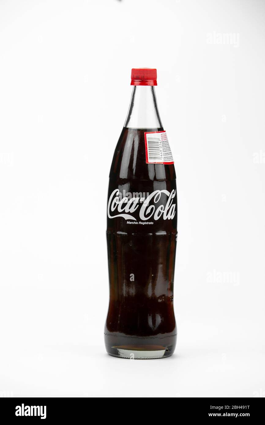 Atlanta, Géorgie, États-Unis – 1er avril 2020 : grande bouteille de verre  contour classique de Coca Cola 1 L des États-Unis Photo Stock - Alamy