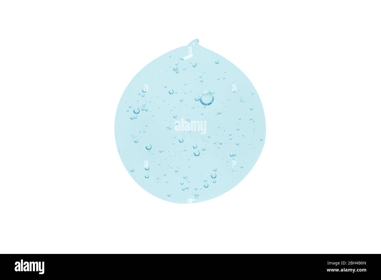Texture transparente d'échantillon bleu de gel crème cosmétique avec bulles isolées sur fond blanc. Banque D'Images