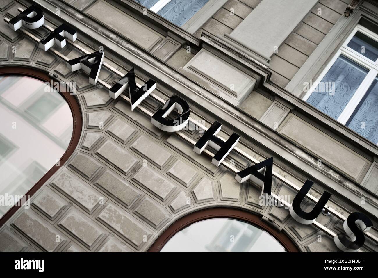 Pawnshop allemand ' Pfandhaus ' storefont lettering, crédo argent de prêt en espèces pour solvabilité Banque D'Images