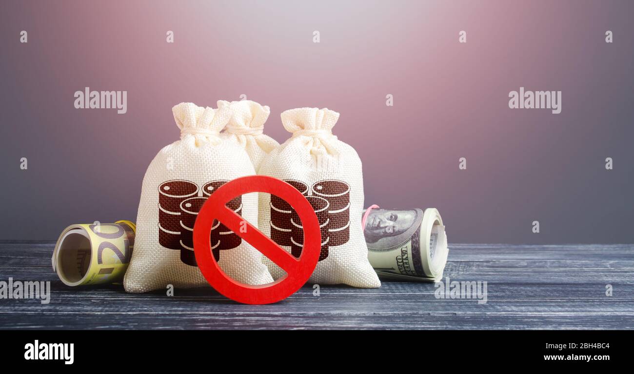 Sacs avec des barriques à huile et symbole d'interdiction rouge NO. Commerce et transport du pétrole. Achat de contrats à terme pour la vente. Manque d'espace de stockage et d'oversup Banque D'Images