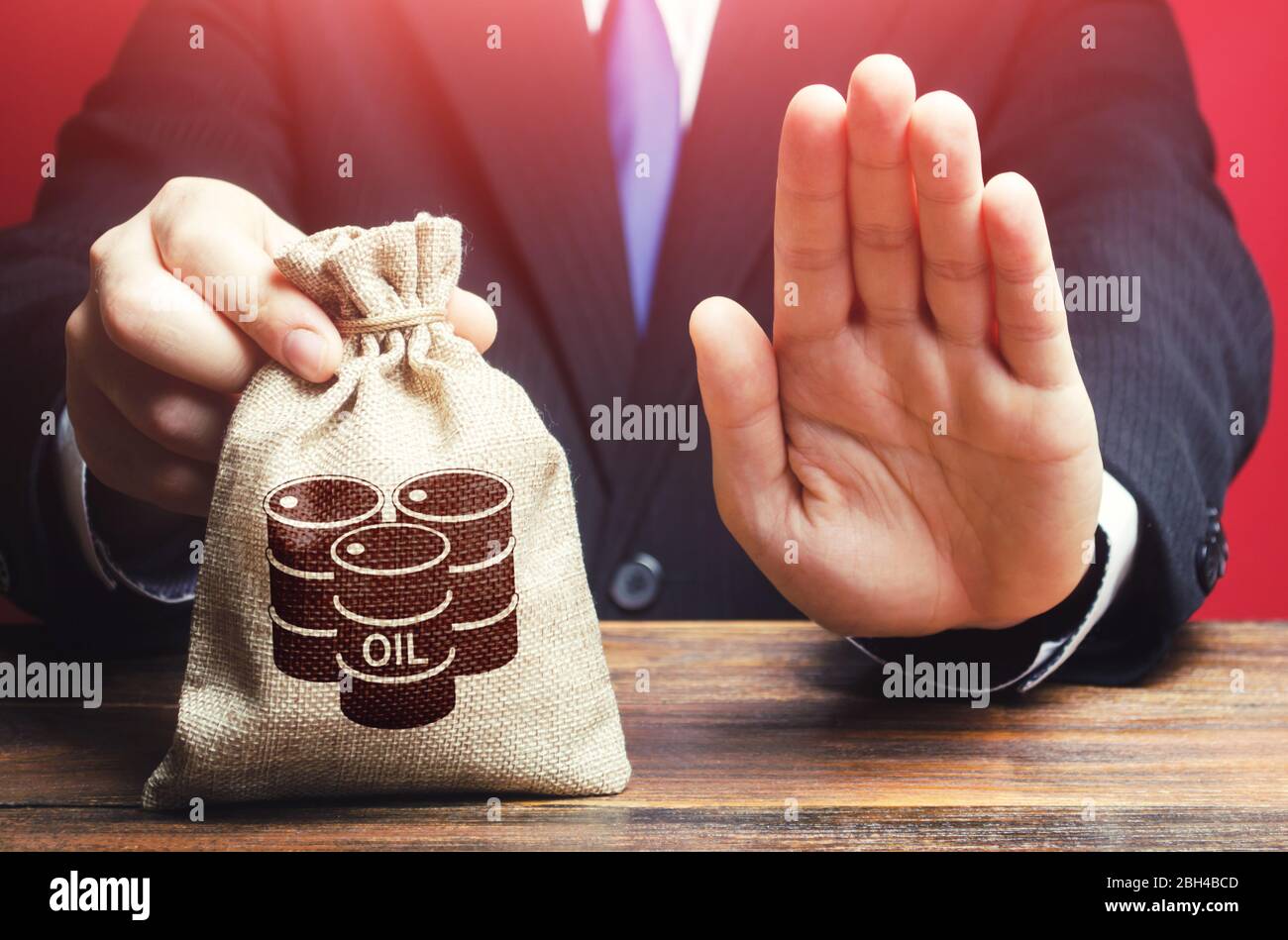 L'homme refuse de donner un sac avec l'icône du baril de pétrole. Refus d'achat, manque d'espace pour les économies et le stockage. Rejet des offres et rupture de l'accord Banque D'Images