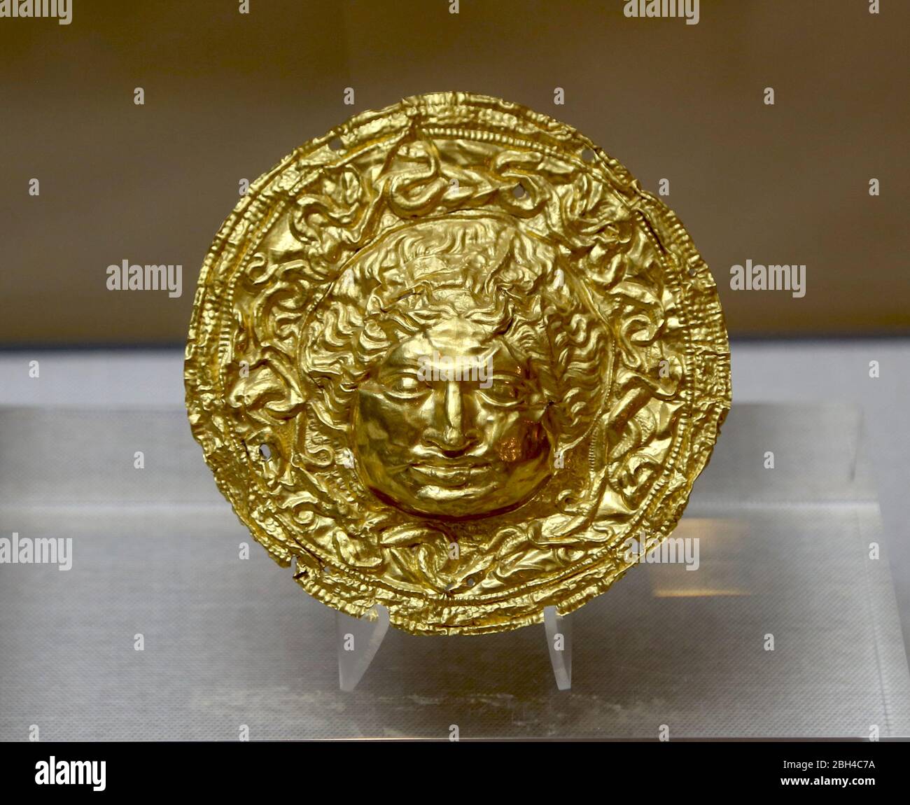 Médaillon d'or avec tête de méduse (5ème-3ème siècle avant J.-C.). Orfèvres de la Méditerranée orientale. Musée d'archéologie de Catalogne. Banque D'Images