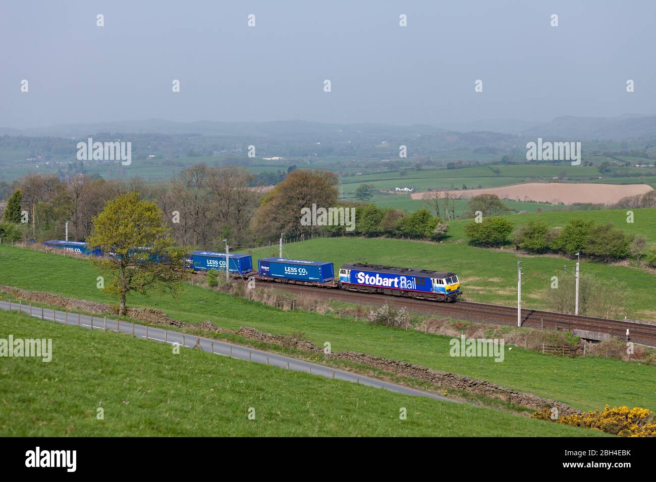 Train de marchandises de classe 92 Stobart Rail transportant le train de fret de type Eddie Stobart / Tesco à moins de co 2 sur la ligne principale de la côte ouest à Cumbria Banque D'Images