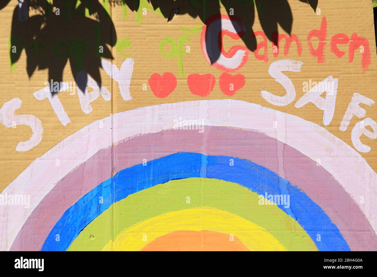 Œuvres d'art pour enfants pour soutenir et remercier le coronavirus NHS et les travailleurs clés du Camden Square Play Center, dans le nord de Londres, au Royaume-Uni Banque D'Images