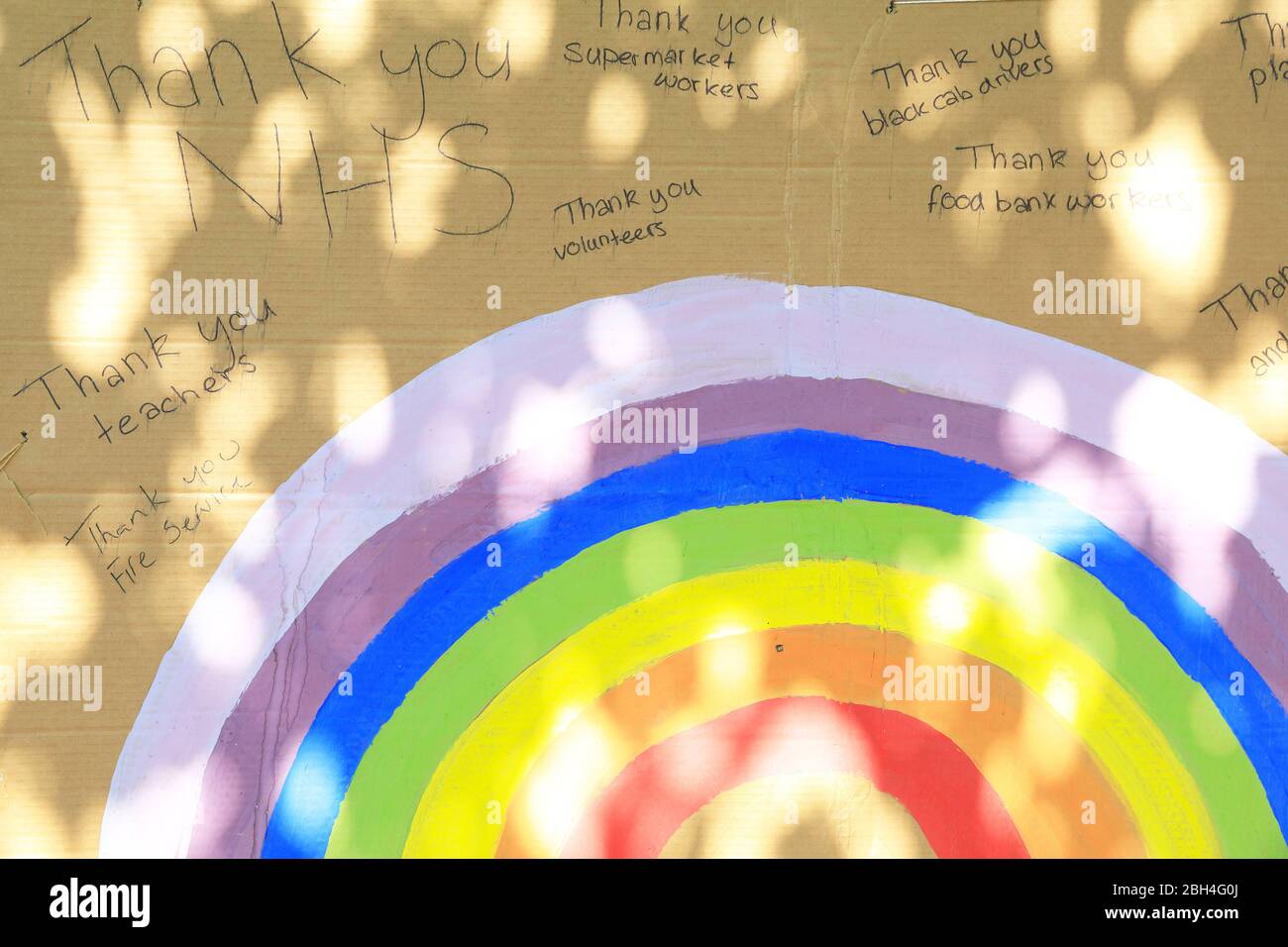Œuvres d'art pour enfants pour soutenir et remercier le coronavirus NHS et les travailleurs clés du Camden Square Play Center, dans le nord de Londres, au Royaume-Uni Banque D'Images
