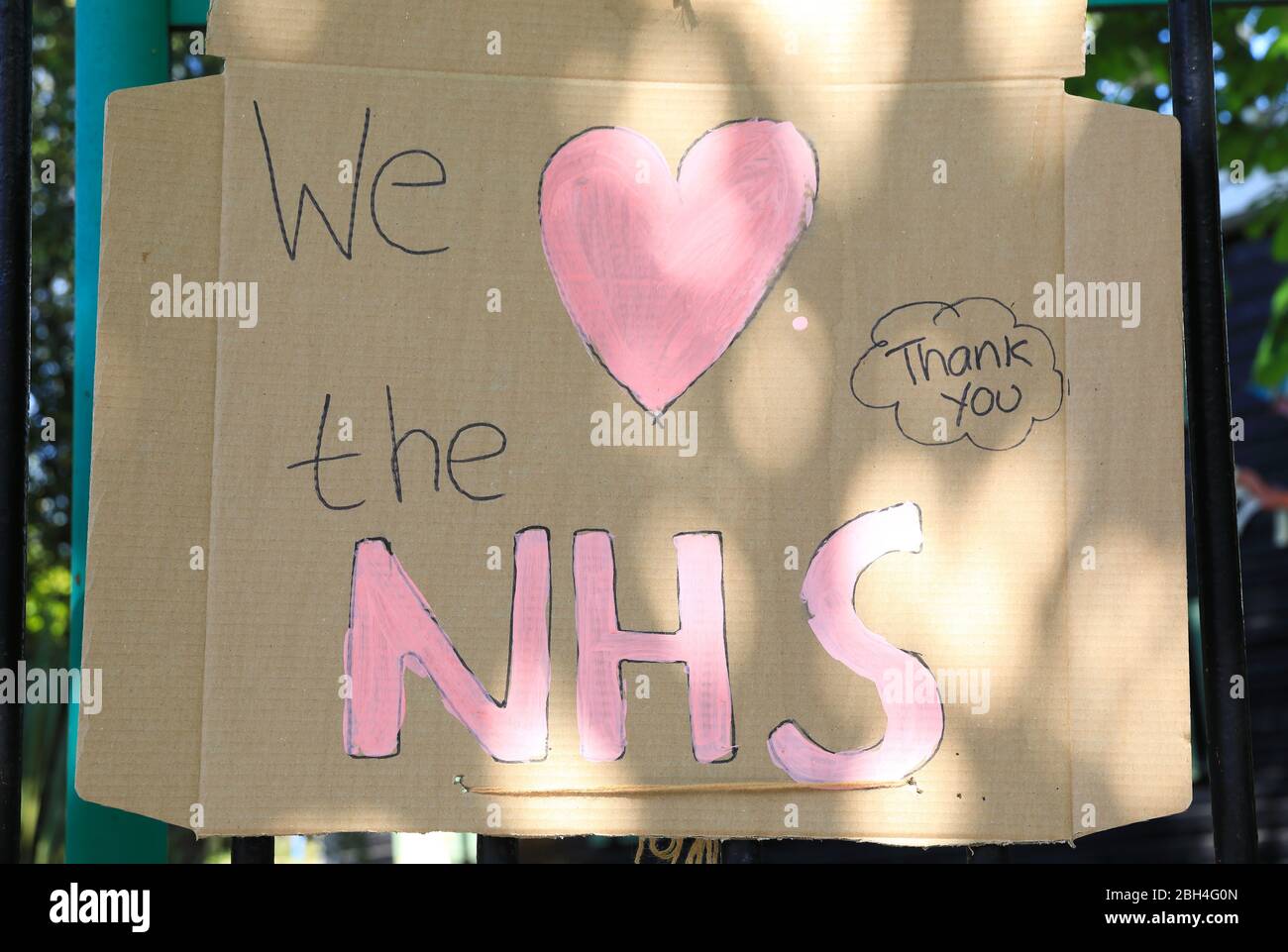 Œuvres d'art pour enfants pour soutenir et remercier le coronavirus NHS et les travailleurs clés du Camden Square Play Center, dans le nord de Londres, au Royaume-Uni Banque D'Images