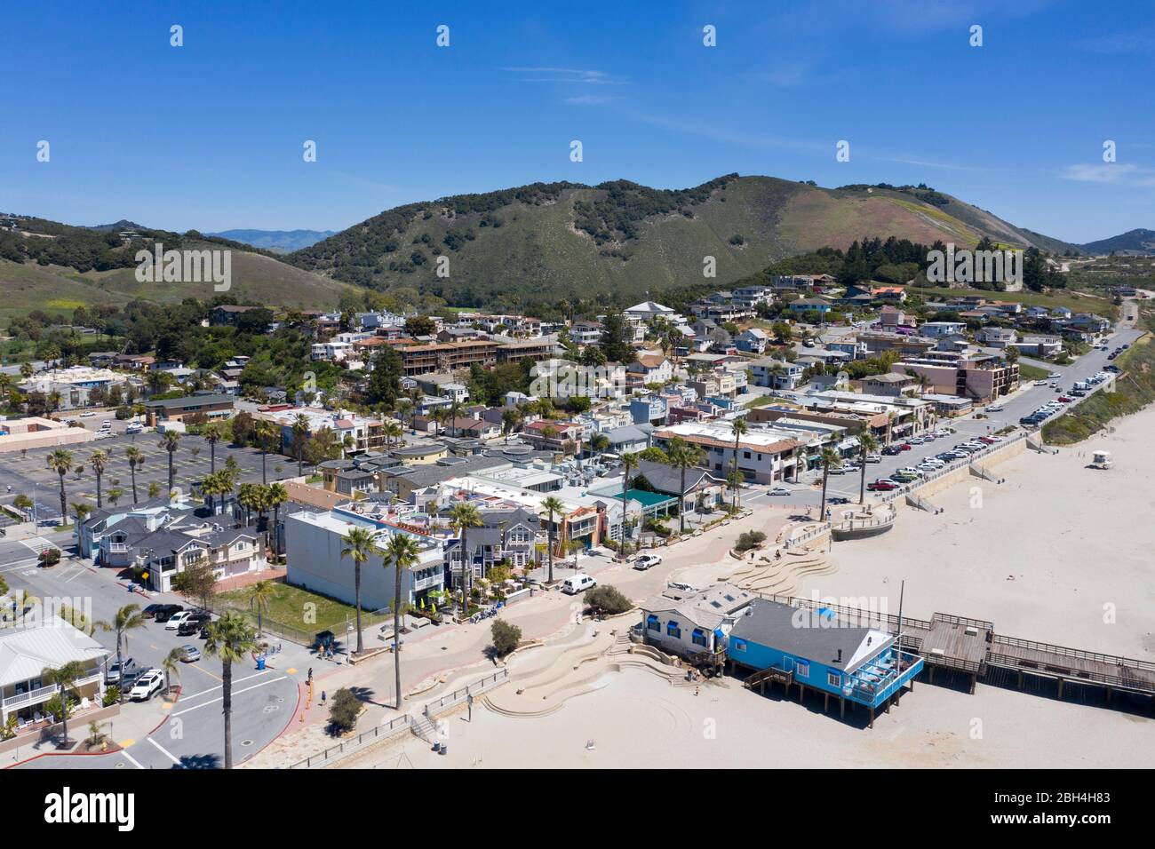Vue aérienne sur la ville d'Avila Beach sur la côte centrale de Californie Banque D'Images