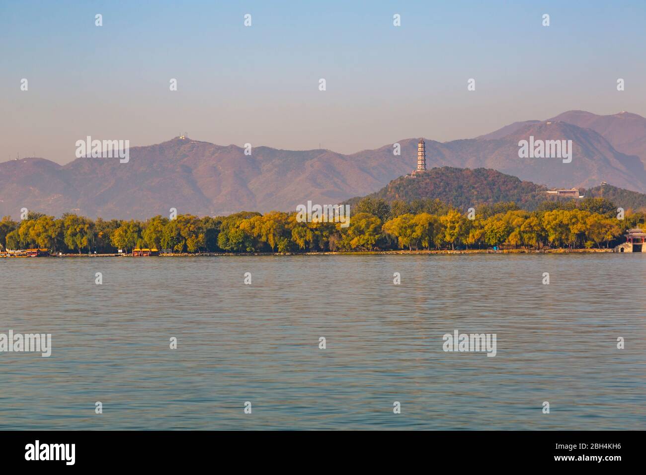 Vue sur le lac Kunming et le paysage près du Palais d'été, Beijing, République populaire de Chine, Asie Banque D'Images