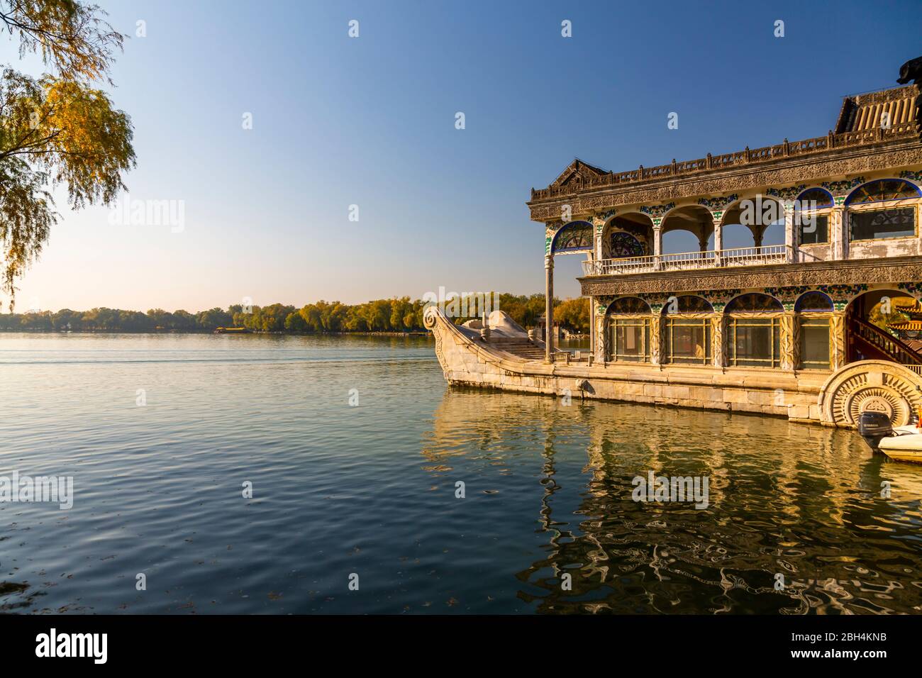 Vue sur le bateau en marbre sur le lac Kunming à Yihe Yuan, le Palais d'été, Beijing, République populaire de Chine, Asie Banque D'Images