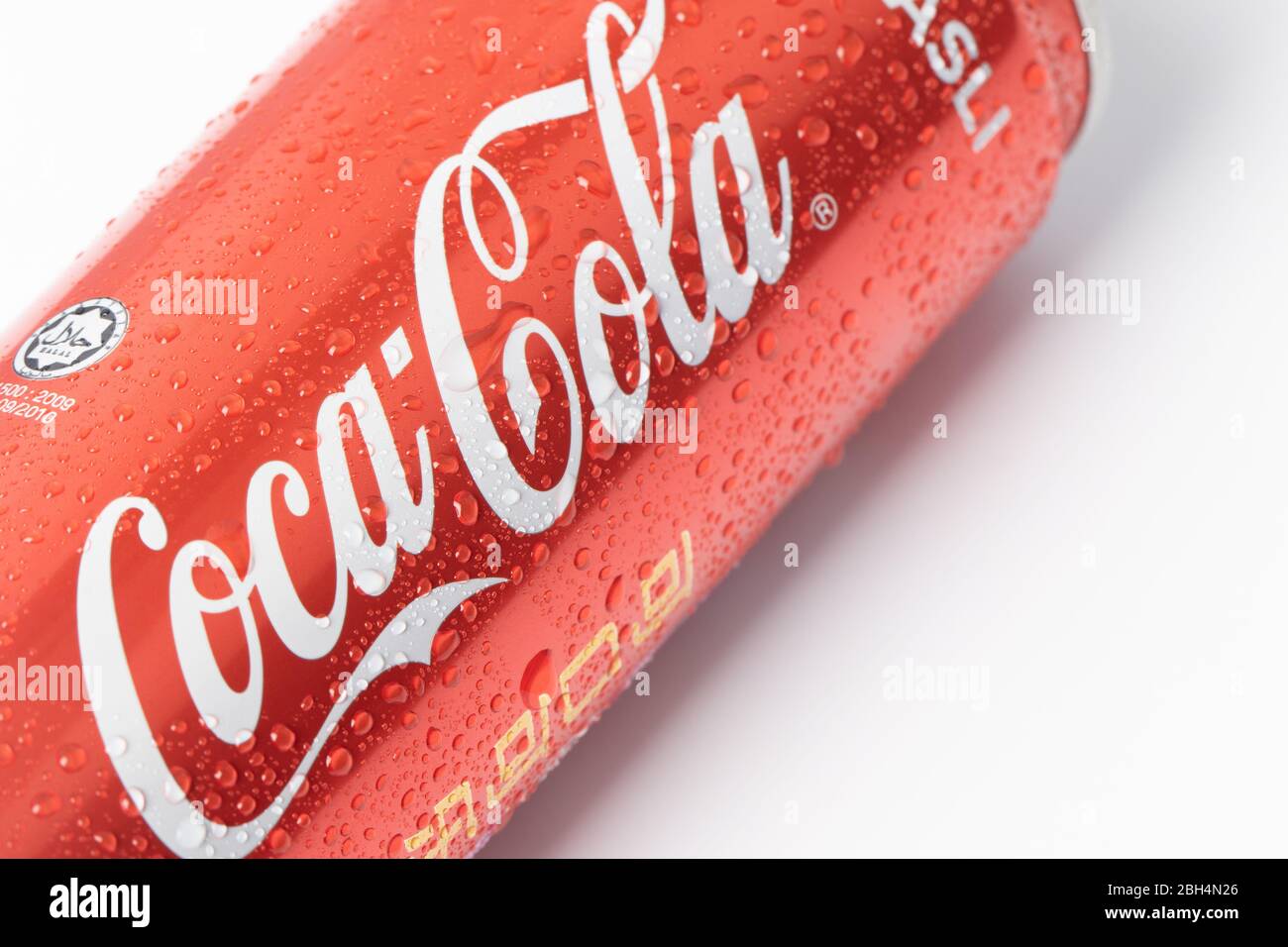 Kota Kinabalu, Sabah, Malaisie-24 mars 2020 : Coca Cola dans une boîte de conserve en édition chinoise de conception de nouvelle année. Coca-Cola est une bev sans alcool carbonée Banque D'Images