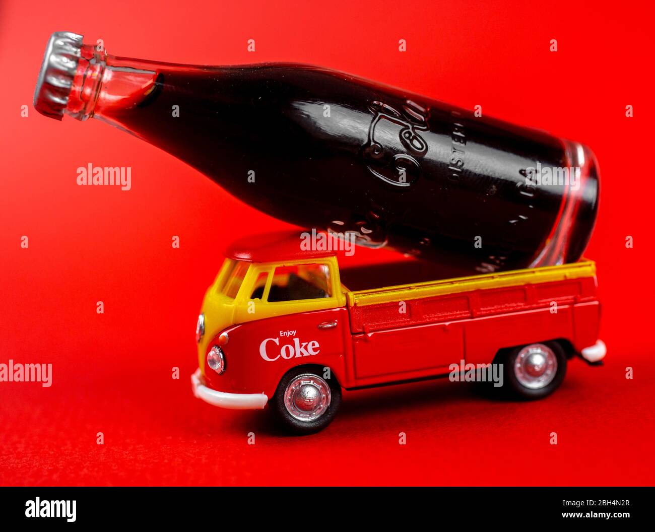 Atlanta, Géorgie, États-Unis 1er avril 2020 : jouet vintage moulé  transporteur de 1 avec Coca-Cola ad années 60 portant une bouteille de jouet  rétro Coca Cola isolée Photo Stock - Alamy