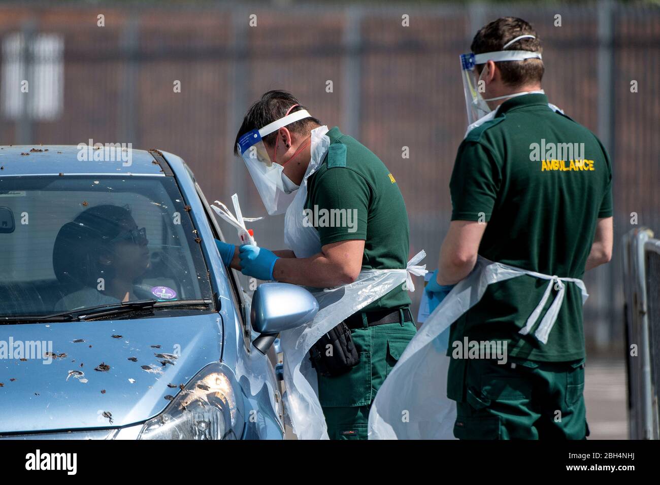 Un employé clé du NHS effectue des tests de détection du coronavirus au stade Ashton Gate à Bristol. Banque D'Images