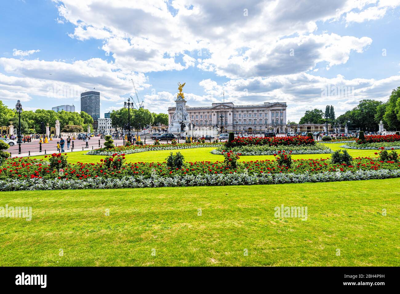 Londres, Royaume-Uni - 21 juin 2018 : Buckingham Palace St James Park en été avec jardin de brousse et monument en herbe verte Banque D'Images