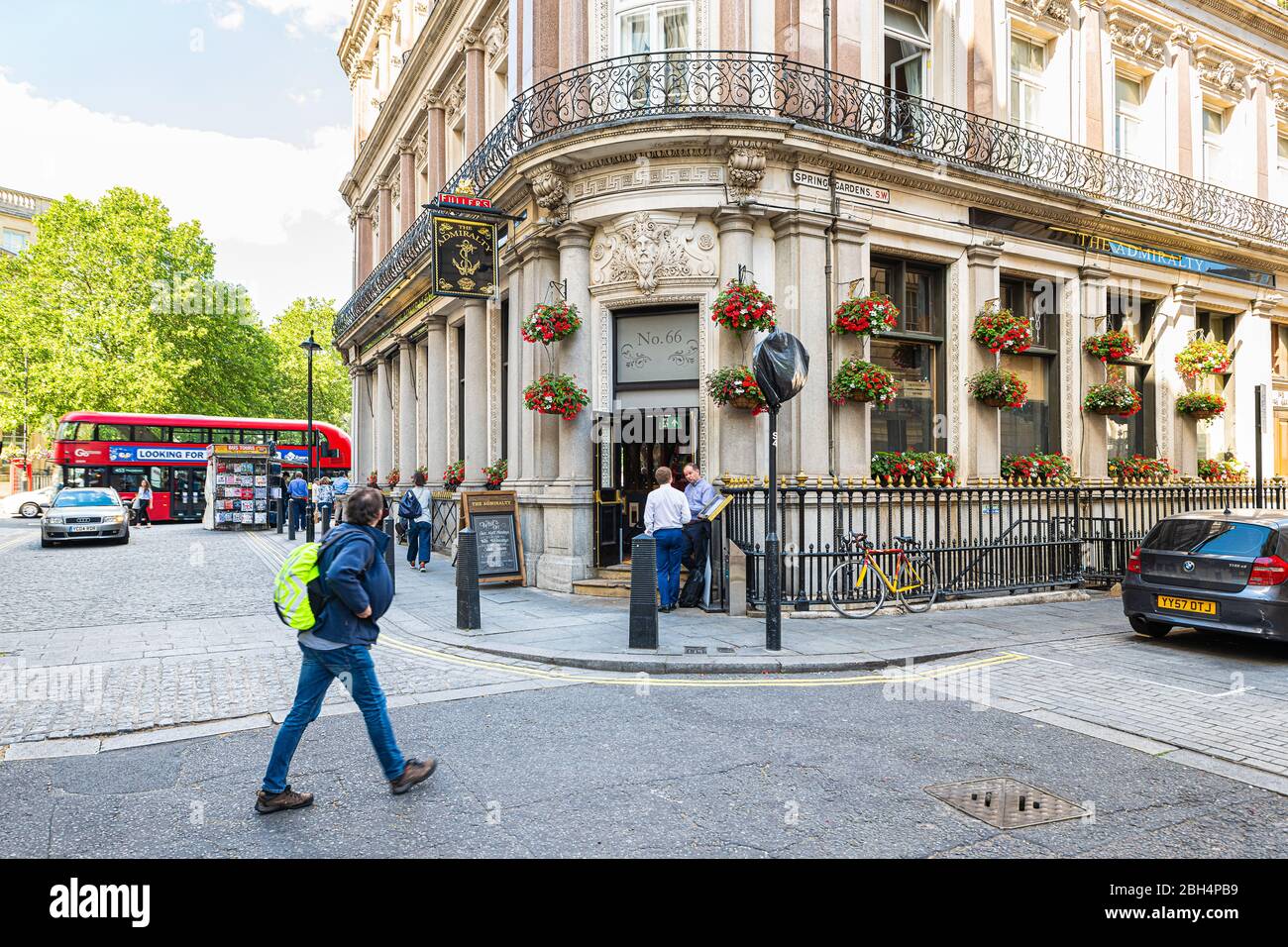 Londres, Royaume-Uni - 21 juin 2018 : rue de la route près de Trafalgar Square Buckingham Palace Admiralty Arch en été avec bar pub et gens Banque D'Images