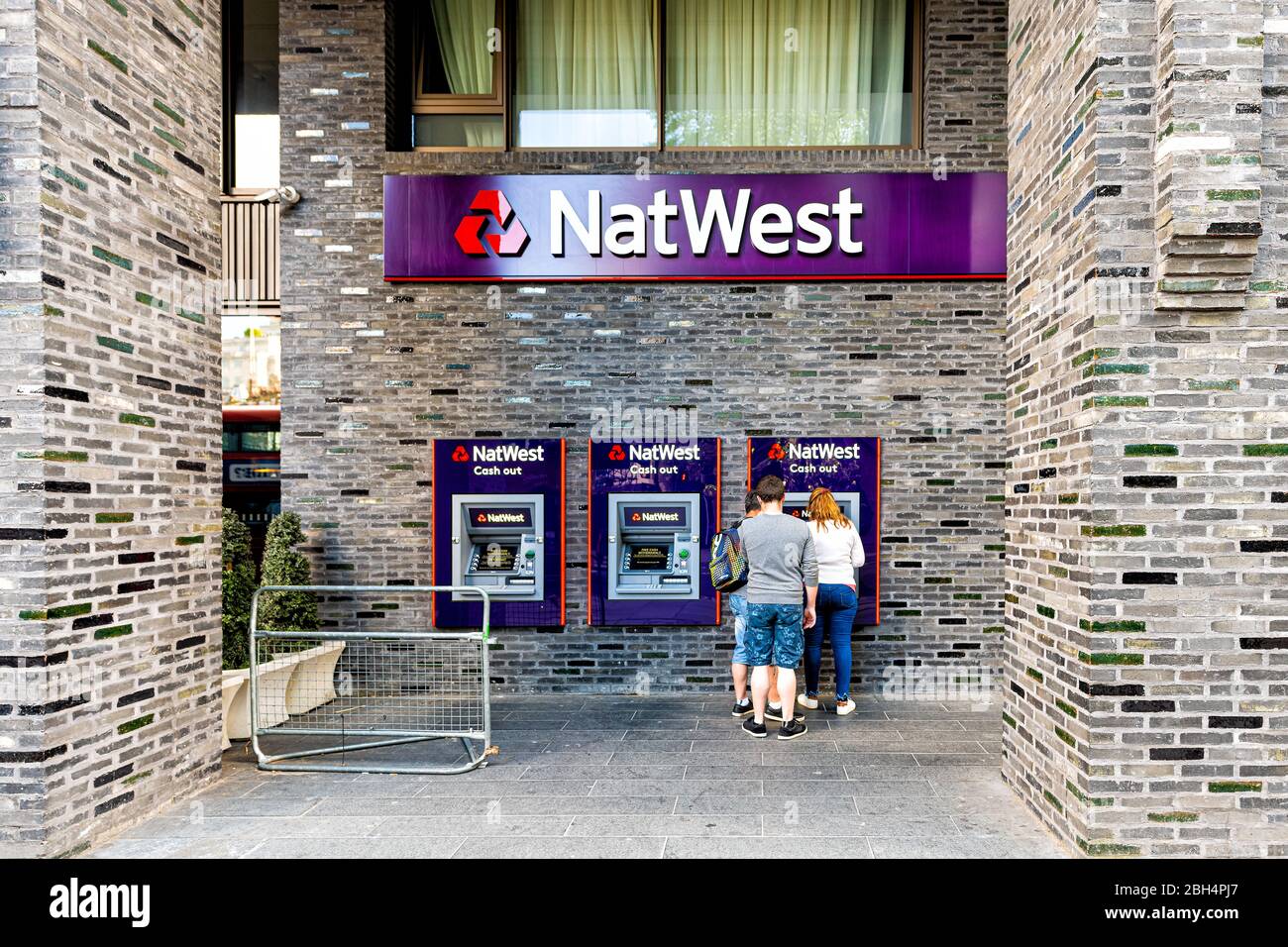 Londres, Royaume-Uni - 21 juin 2018 : rue au centre de la ville avec architecture en briques en été et guichet automatique NatWest Bank et touristes peo Banque D'Images