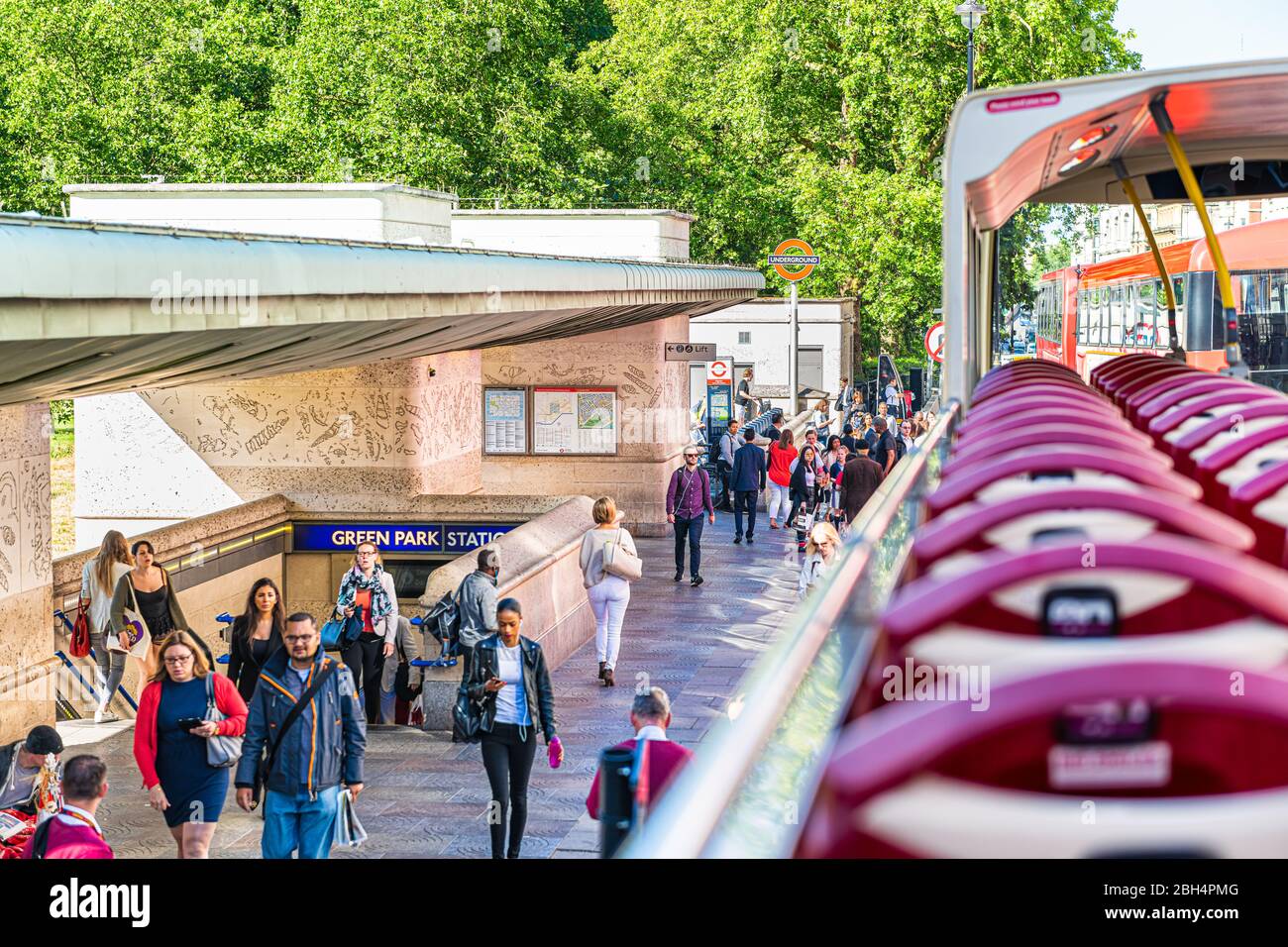 Londres, Royaume-Uni - 22 juin 2018 : grand autobus à impériale au-dessus du point de vue à angle élevé avec visite guidée et les touristes marchant par la gare de parc vert Banque D'Images