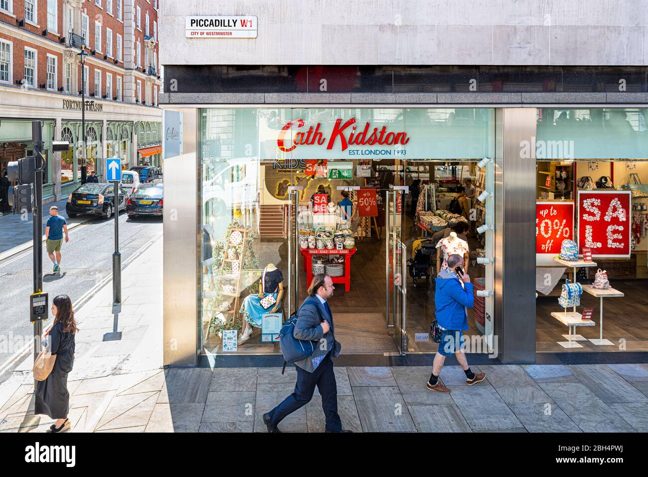 Londres, Royaume-Uni - 22 juin 2018 : route de la rue du cirque Piccadilly avec une architecture moderne au-dessus de la vue sur la rue et magasin de détail Cath Kidston Banque D'Images