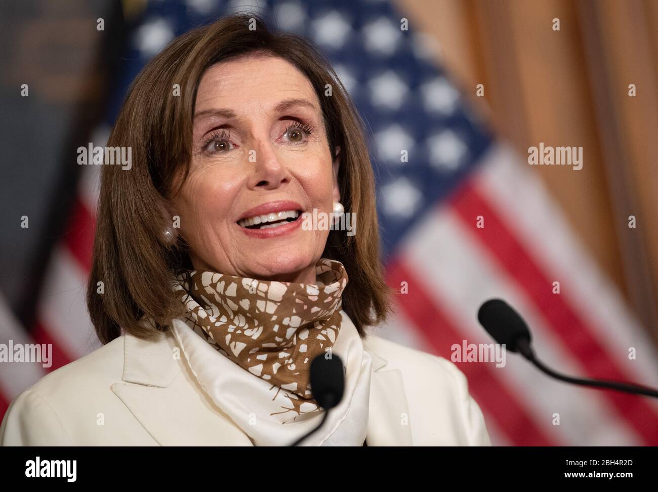 Washington, États-Unis. 23 avril 2020. Le Président de la Chambre Nancy Pelosi, D-Calif., s'exprime après que la Chambre des représentants a adopté son quatrième projet de loi d'aide au Coronavirus, HR 266, la loi sur la protection du chèque de paye et l'amélioration des soins de santé, lors d'une cérémonie d'inscription au Capitole des États-Unis le jeudi 23 avril 2020. Le projet de loi d'allégement de 500 milliards de dollars pour le Coronavirus comprend des fonds supplémentaires pour le programme de prêts aux petites entreprises, ainsi que des hôpitaux et des tests d'argent. Photo de Kevin Dietsch/UPI crédit: UPI/Alay Live News Banque D'Images