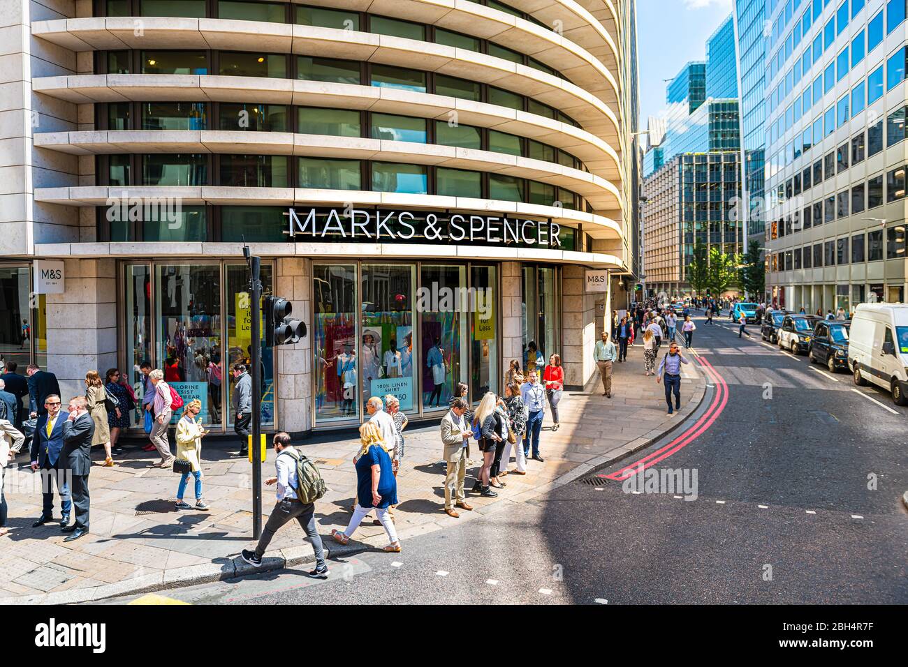 Londres, Royaume-Uni - 22 juin 2018 : magasin Marks & Spencer avec des gens marchant sur le trottoir avec une entrée extérieure à grand panneau sur la rue Fenchurch Banque D'Images