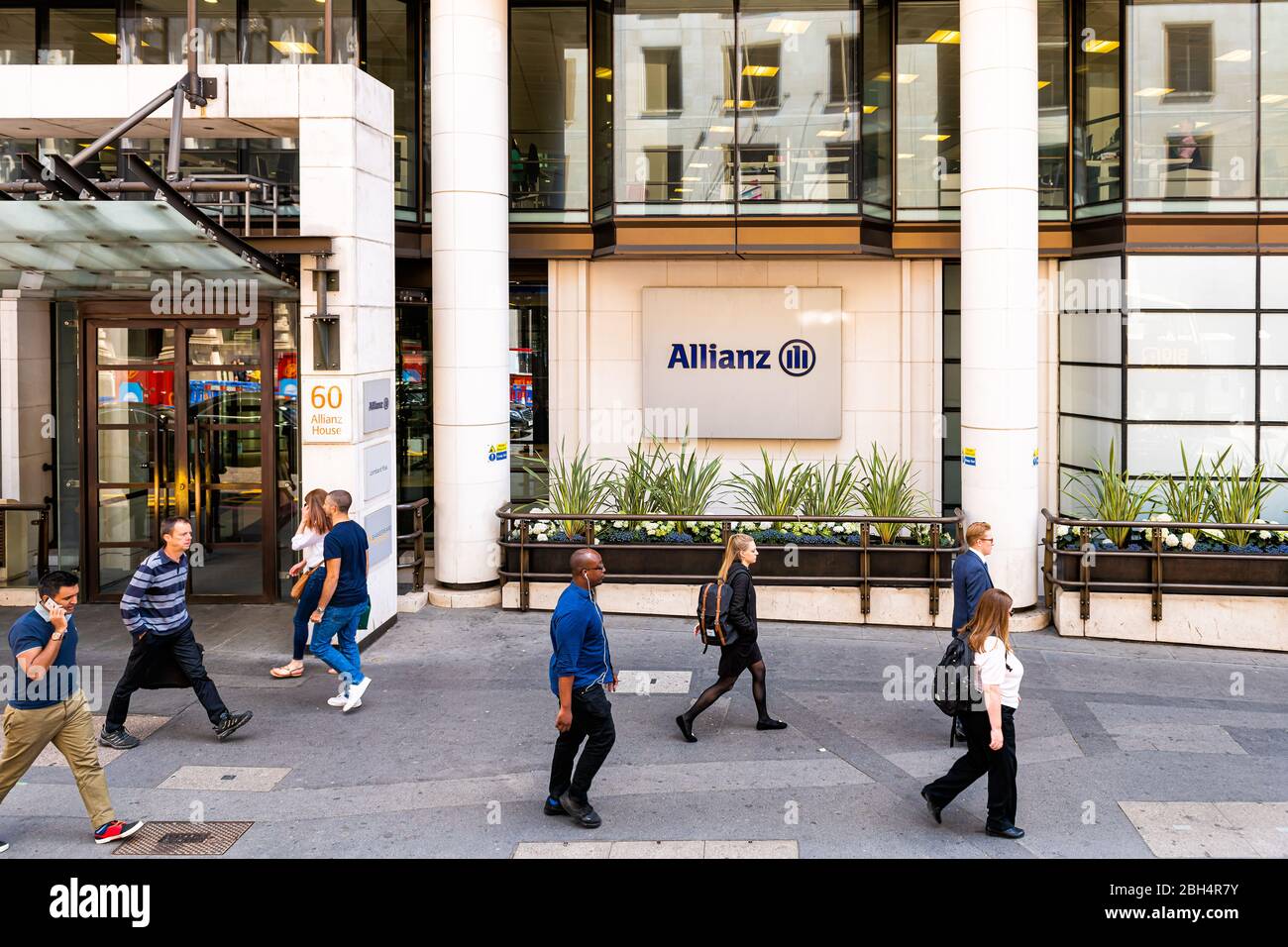 Londres, Royaume-Uni - 22 juin 2018 : établissement d'une compagnie d'assurance Allianz House avec des personnes marchant sur le trottoir en signe d'entrée extérieure sur la rue Gracechurch Banque D'Images