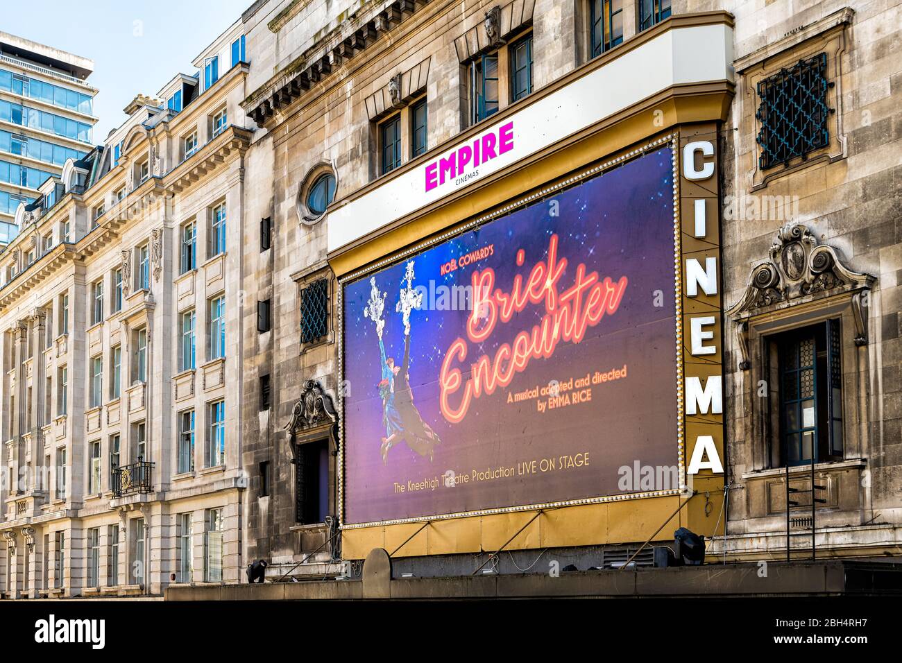 Londres, Royaume-Uni - 22 juin 2018 : Empire cinéma à Londres avec panneau historique sur l'architecture de façade extérieure sur Regent Street avec brève publicité de rencontre Banque D'Images