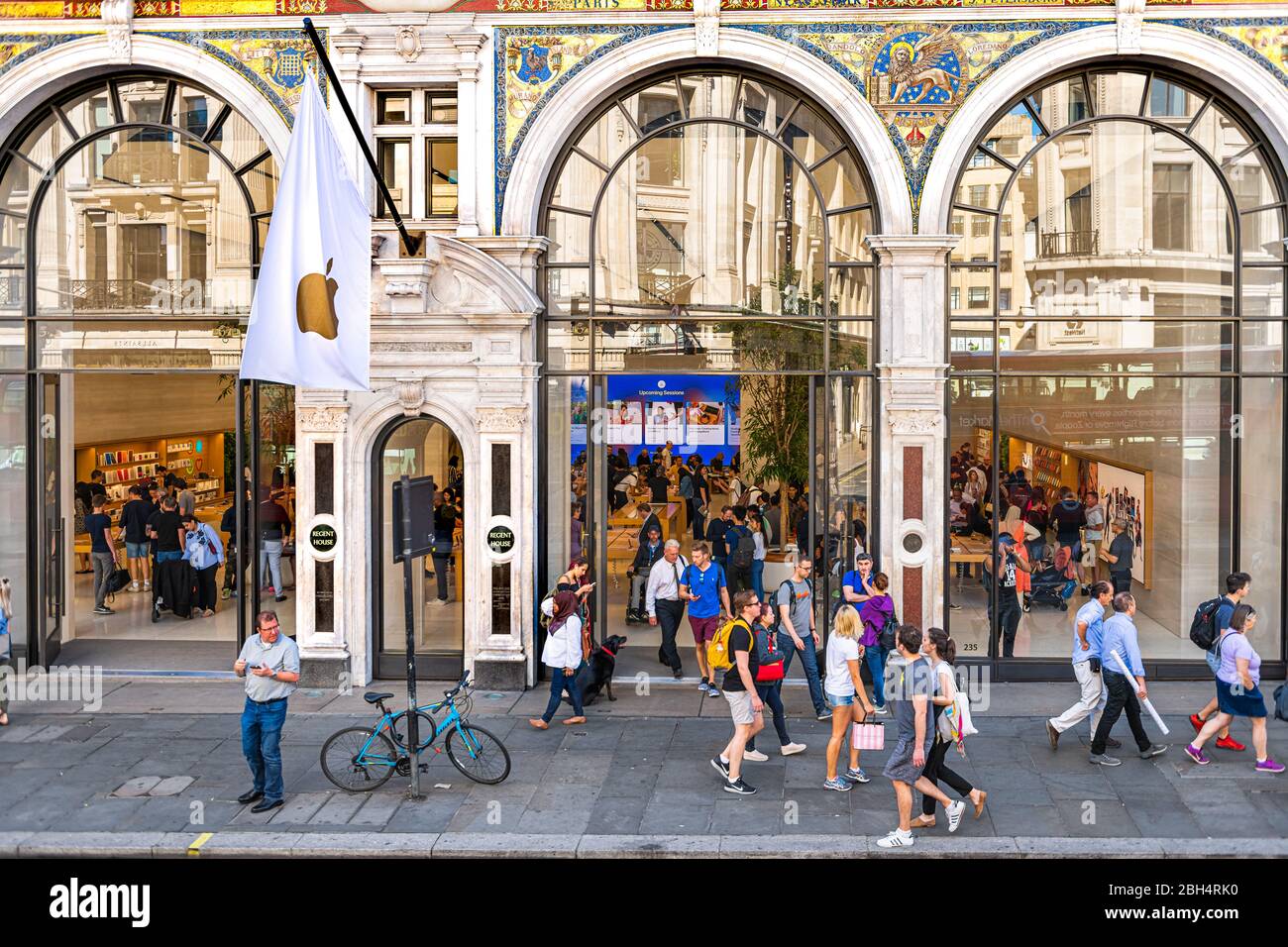 Londres, Royaume-Uni - 22 juin 2018 : Apple Store à Londres avec logo sur l'entrée extérieure de la façade et les gens marchant par l'architecture historique sur Regent str Banque D'Images