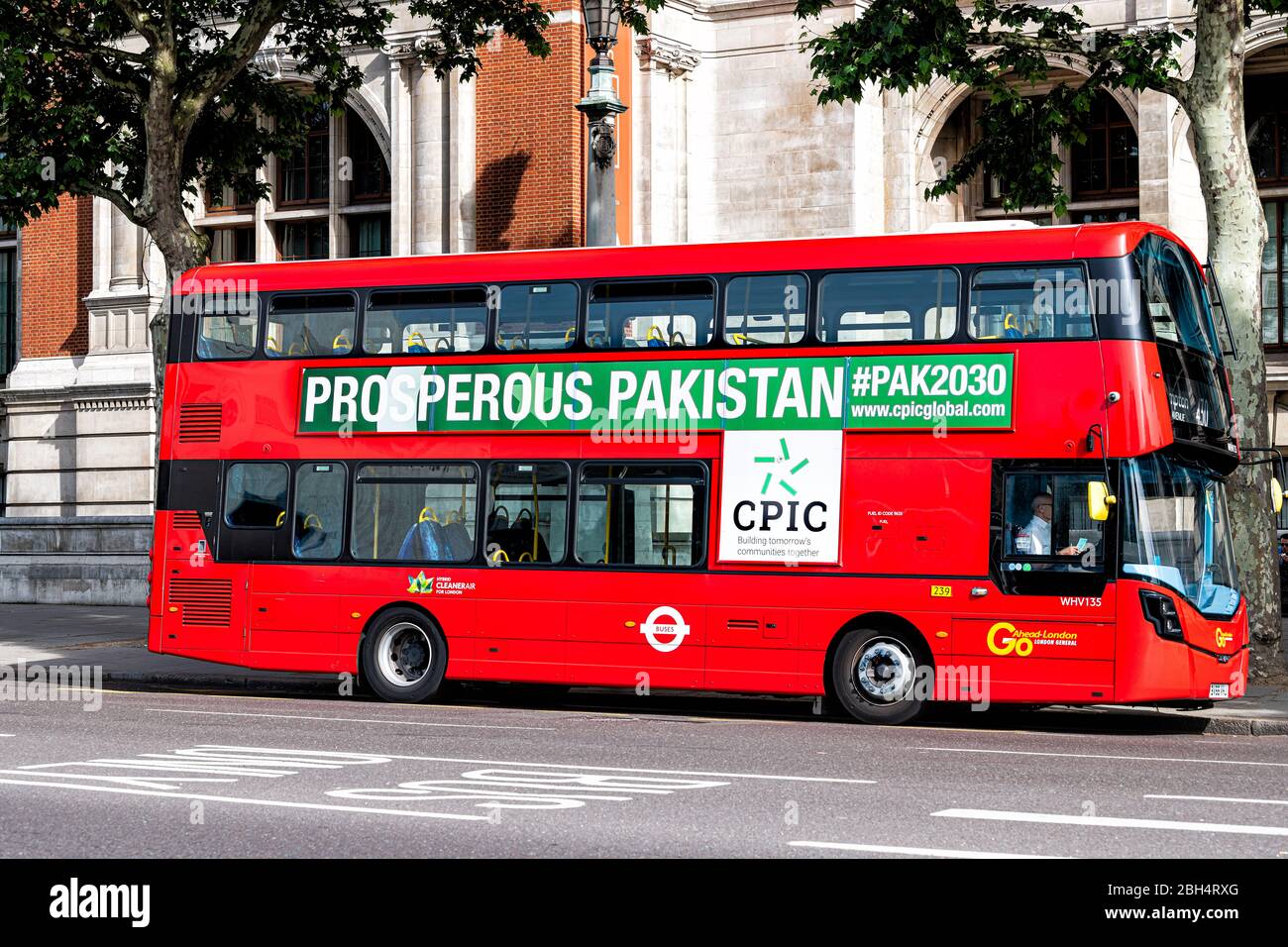 Londres, Royaume-Uni - 24 juin 2018 : bus rouge à impériale sur la rue du centre-ville avec panneau publicitaire pour le pakistan prospère Banque D'Images