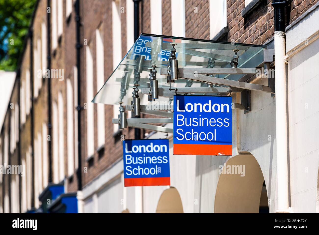 Londres, Royaume-Uni - 24 juin 2018 : journée ensoleillée avec route de rue et panneau rouge bleu de l'université London Business School fermeture et entrée à l'université Banque D'Images