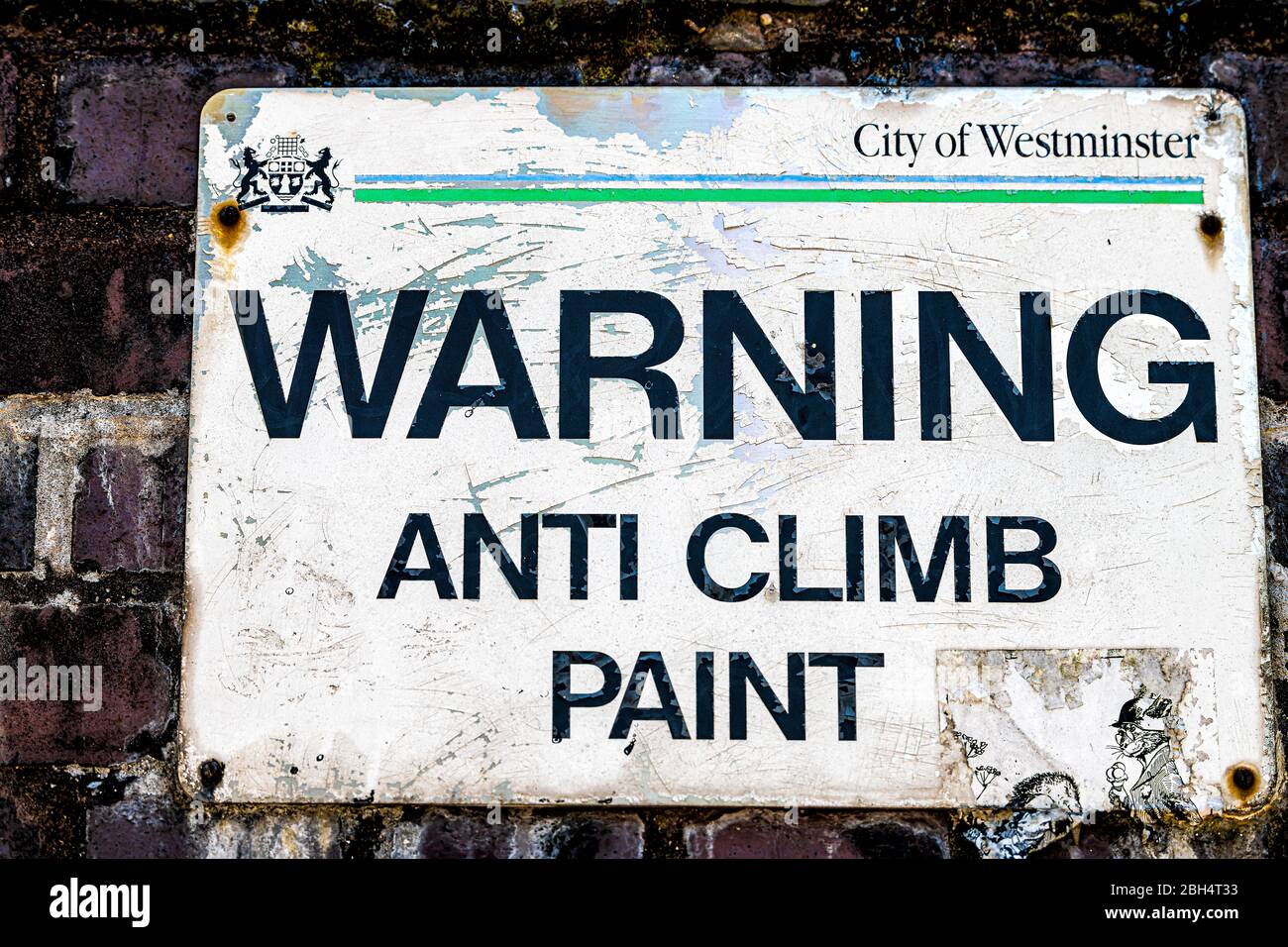 Londres, Royaume-Uni - 24 juin 2018 : signalisation routière pour avertissement de peinture anti-montée près du symbole de la ville de westminster Banque D'Images