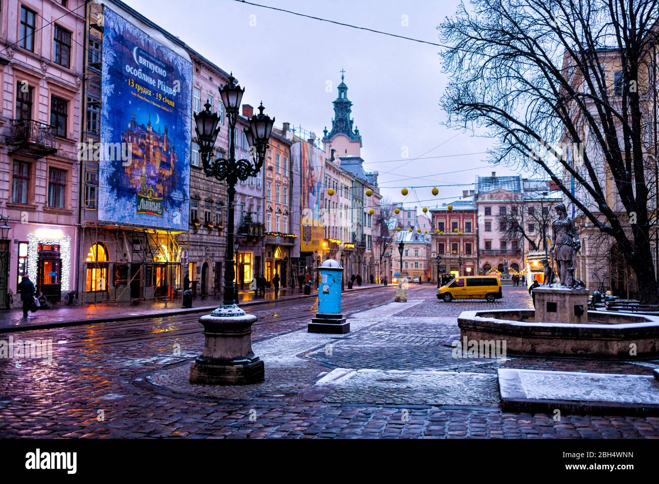Lviv, Ukraine - 28 décembre 2019: La vieille ville marché fontaine à Lvov avec éclairage de Noël d'hiver et vide rynok le matin soir avec sn Banque D'Images