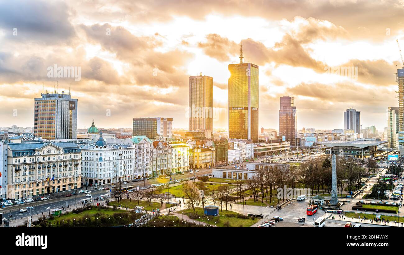 Vue aérienne sur Varsovie, Pologne panorama urbain panorama au coucher du soleil avec soleil couchant derrière le gratte-ciel du bâtiment Samsung moderne, vieille ville historique A. Banque D'Images