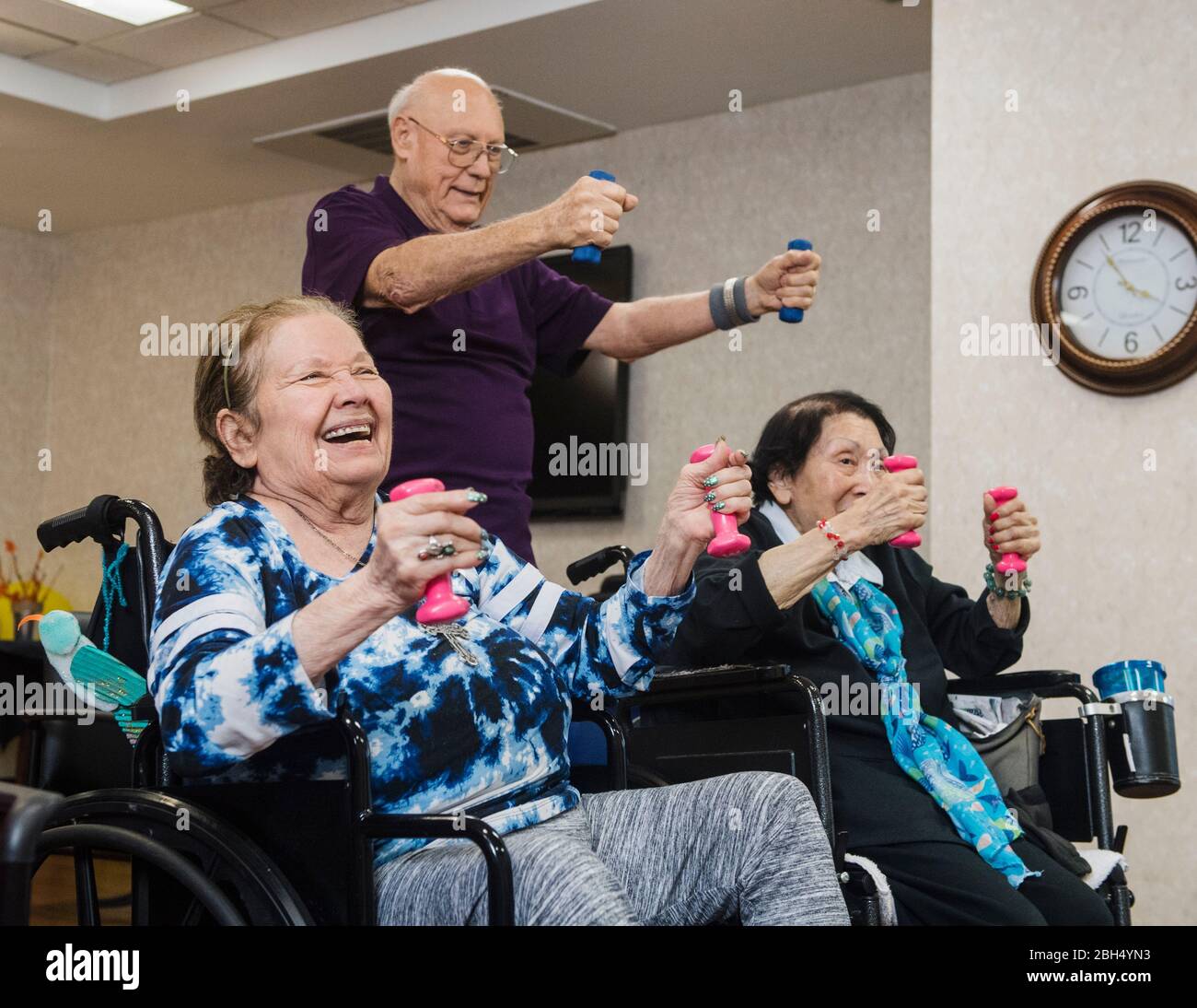 Souriant, les personnes âgées font de l'exercice Banque D'Images