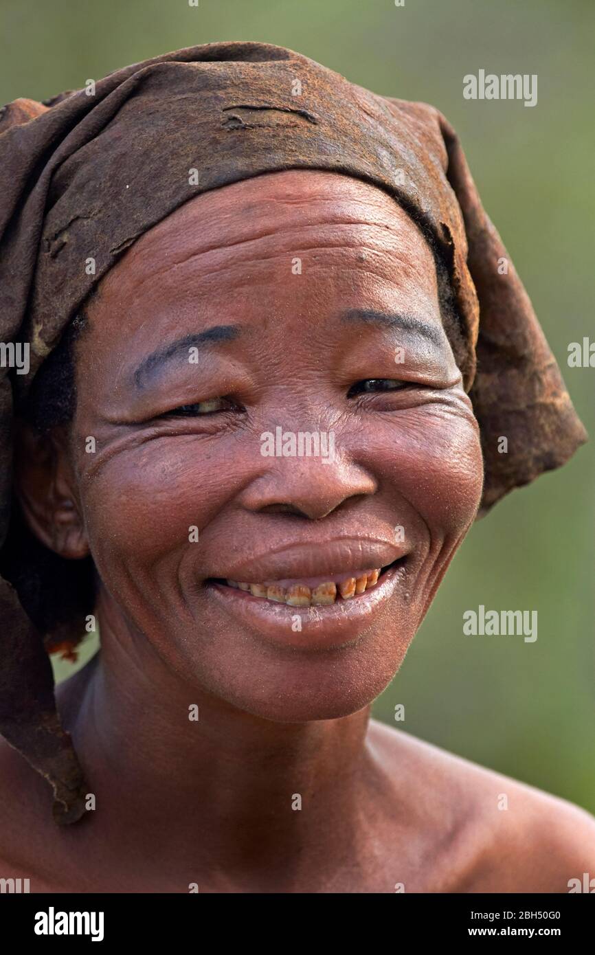 San woman traditionnel, Ghanzi, Botswana, Afrique Banque D'Images