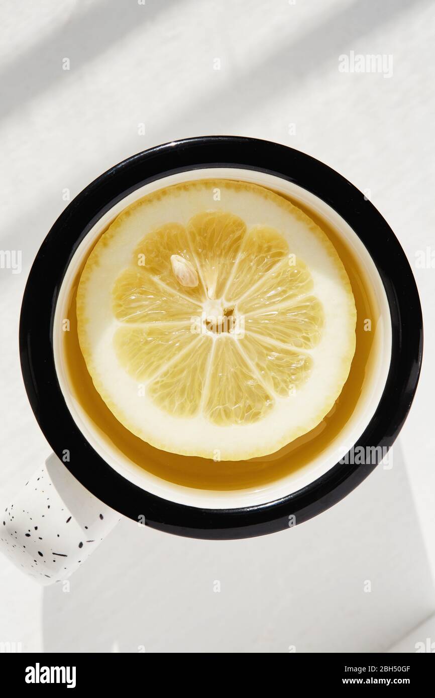 Tranche de citron dans une tasse de thé Banque D'Images