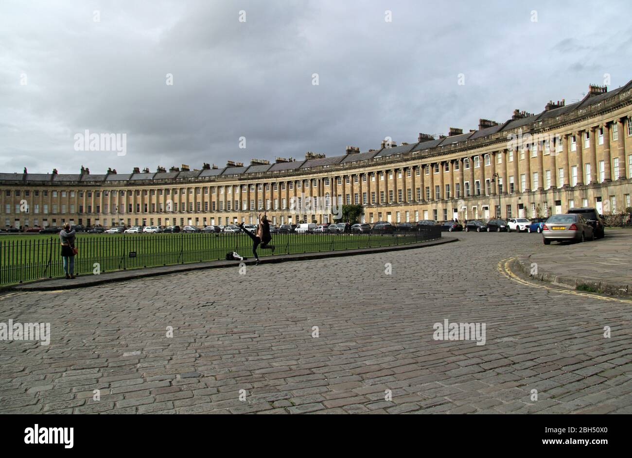 Le Royal Crescent, conçu par le célèbre architecte anglais John Wood, est un point de repère remarquable situé dans la ville médiévale de Bath, en Angleterre Banque D'Images