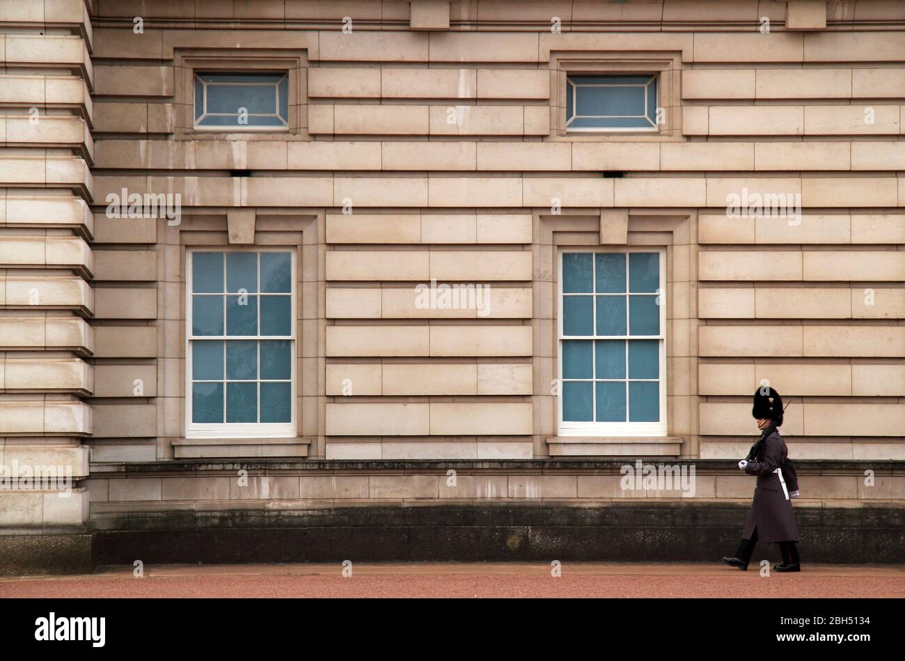 Un membre de la garde de la Reine, vêtu avec soin, exerce ses fonctions devant le palais de Buckingham à Londres, en Angleterre, le 13 mars 2020 à Londres, au Royaume-Uni Banque D'Images